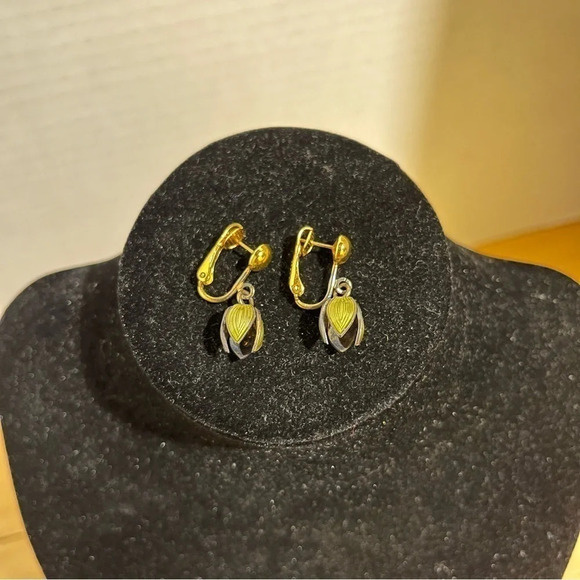 Vintage signed Celebrity Dainty Dangle Earrings - Picture 1 of 7